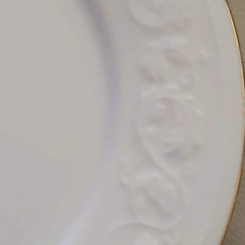 Farberware Calais 4173 Salad Plates White Embossed Designed Gold Trim‎ Set of 4
